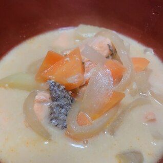 鮭と野菜の豆乳味噌バタースープ